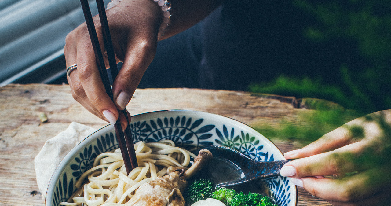 Orientalny bulion typu ramen z grzybami shiitake /materiały prasowe