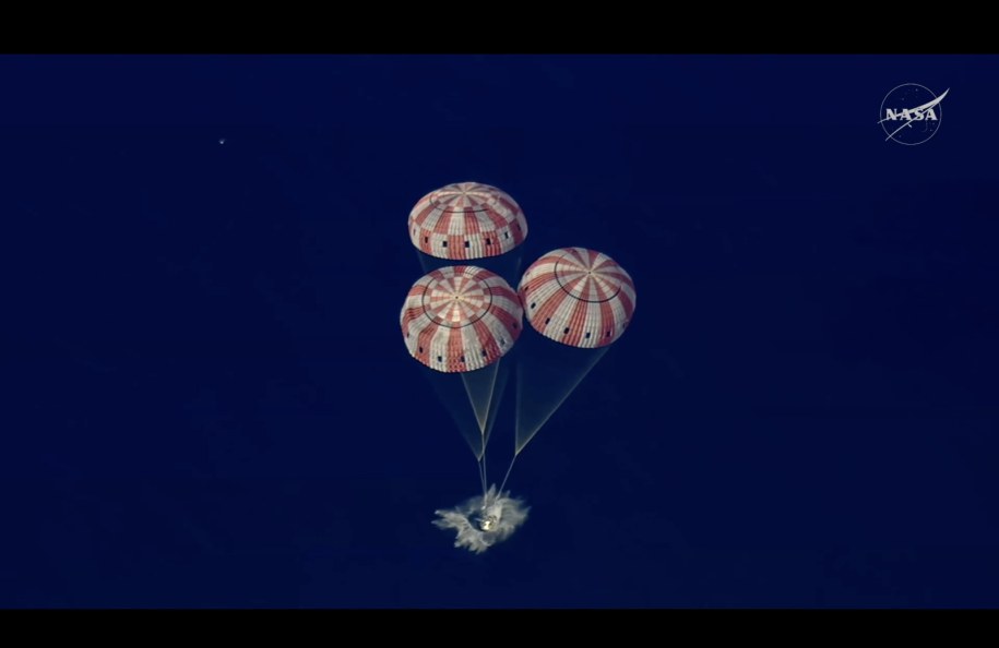 Orion podczas wodowania /NASA /PAP/EPA