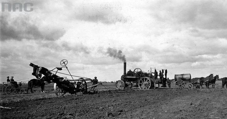 Orka ziemi w Wielkopolsce przy pomocy pługa parowego (rok 1927) /Z archiwum Narodowego Archiwum Cyfrowego