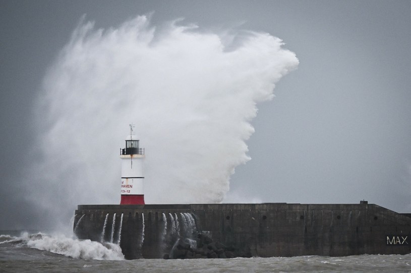 Orkan Ciaran nad Europą. Fale rozbijają się o latarnię morską w Newhaven w południowej Anglii. /GLYN KIRK / AFP /East News
