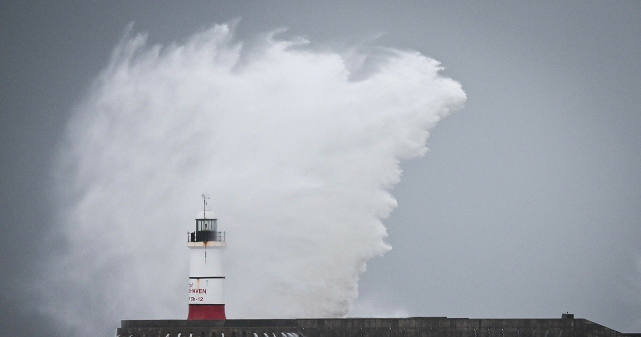 Orkan Ciaran nad Europą. Fale rozbijają się o latarnię morską w Newhaven w południowej Anglii. /GLYN KIRK / AFP /East News