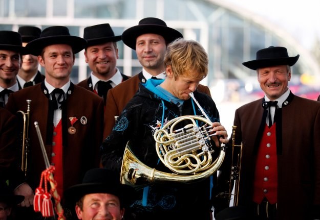 Orkiestra dęta powitała Sebastiana Vettela na lotnisku /AFP