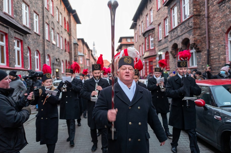 Orkiestra górnicza na ulicach osiedla Nikiszowiec w Katowicach /Hanna Bardo /PAP