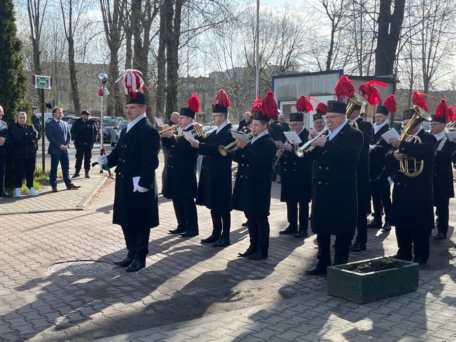 Orkiestra górnicza przed kopalnią "Wujek" /Anna Kropaczek /RMF FM