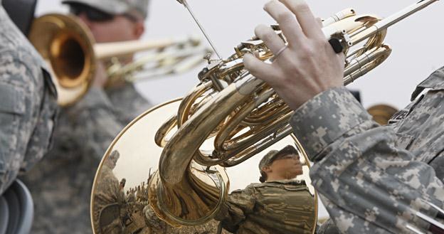 Orkiestra US Army grająca podczas przekazania odpowiedzialności za jedną ze stref w Iraku /AFP