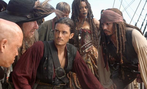 Orlando Bloom, Geoffrey Rush i Johnny Depp w filmie "Piraci z Karaibów: Na krańcu świata" /materiały prasowe