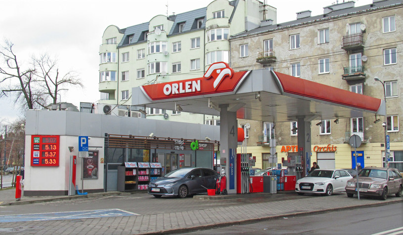 Orlen wprowadza ograniczenia ilości paliwa, jakie można zatankować na jego stacjach /Marek Bazak /East News