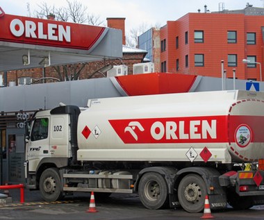 Orlen zarobił miliard zł więcej niż rok temu. Ale nie na polskich kierowcach?