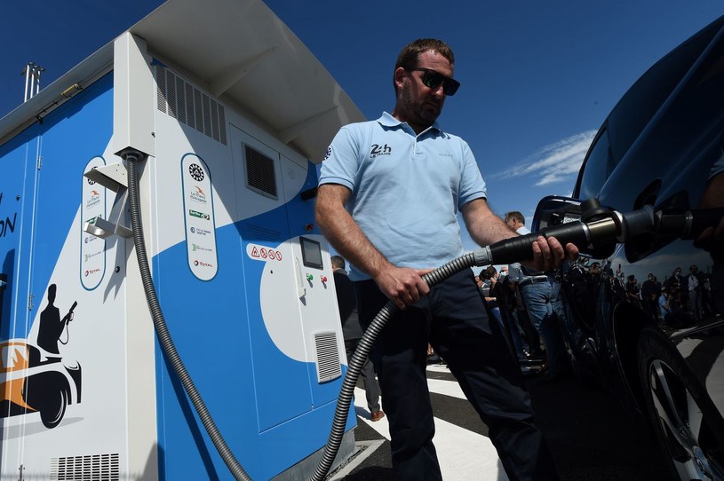 Orlen zbuduje stacje tankowania wodoru /AFP