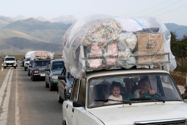 Ormianie uciekają z Górskiego Karabachu /ANATOLY MALTSEV  /PAP/EPA