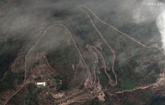 Ormianie uciekający korytarzem laczyńskim na zdjęciu satelitarnym /MAXAR TECHNOLOGIES /PAP/EPA