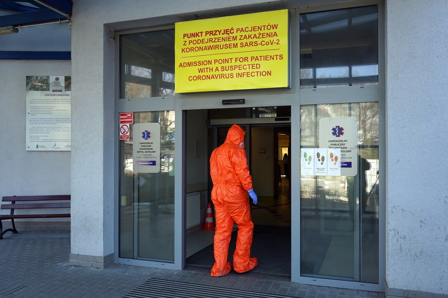 oronawirus w Polsce. Tablice informacyjne dot. punktu przyjęć pacjentów z podejrzeniem Covid-19 na terenie Samodzielnego Publicznego Wojewódzkiego Szpitala Zespolonego w Szczecinie / 	Marcin Bielecki    /PAP