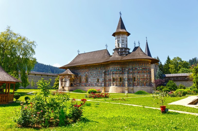Oronny monastyr z malowaną cerkwią pod wezwaniem Zmartwychwstania znajdujący się w miejscowości Suczawica w Rumunii /123RF/PICSEL