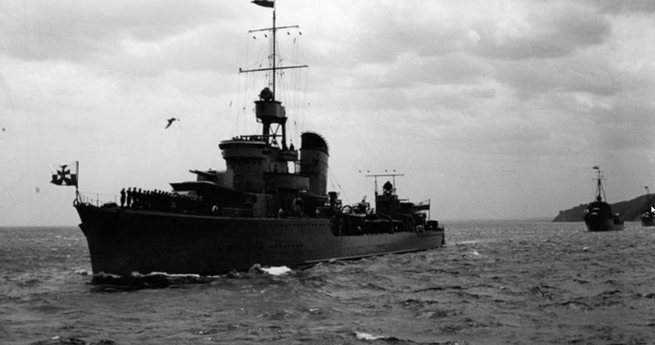 ORP "Błyskawica" w trakcie parady morskiej z okazji Święta Morza w 1938 roku /Z archiwum Narodowego Archiwum Cyfrowego