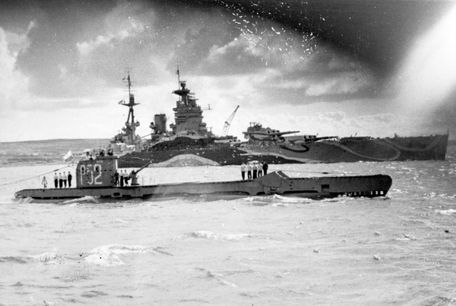 ORP Dzik wychodzi w morze z bazy Scapa Flow; w tle brytyjski pancernik HMS Rodney, 1944-45 r /Muzeum Marynarki Wojennej /