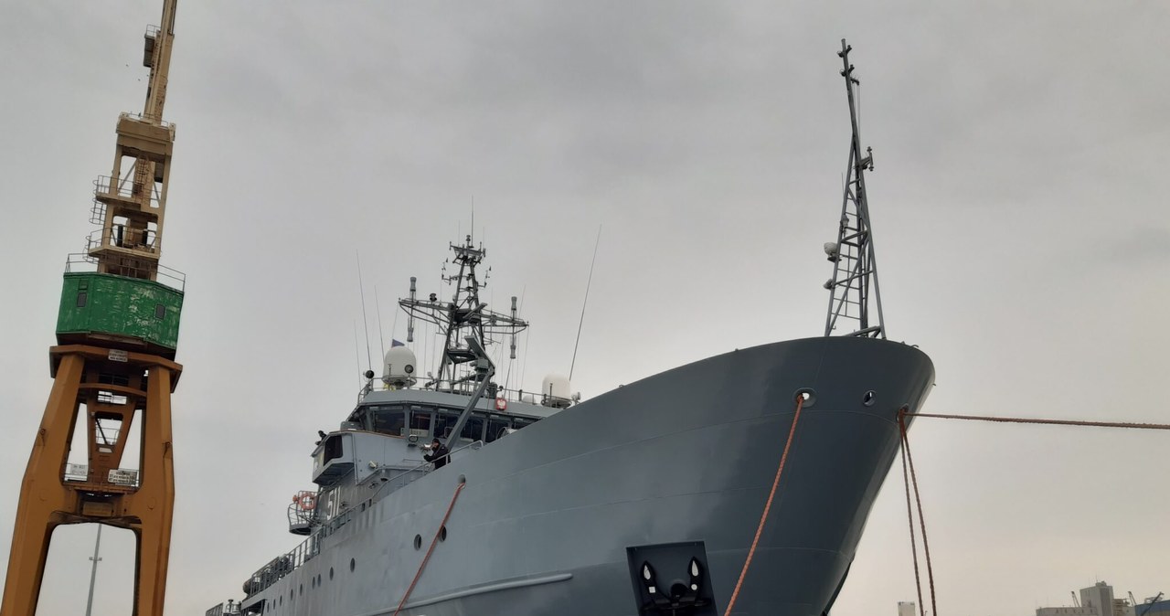 ORP Kontradmirał Xawery Czernicki przez ponad 20 lat służby przeszedł liczne remonty. Ostatni zakończył się w 2021 roku, gdy systemy okrętu poddano szerokiej cyfryzacji, zamontowano nowy system monitorowania pracy siłowni czy wymieniono ster strumieniowy.