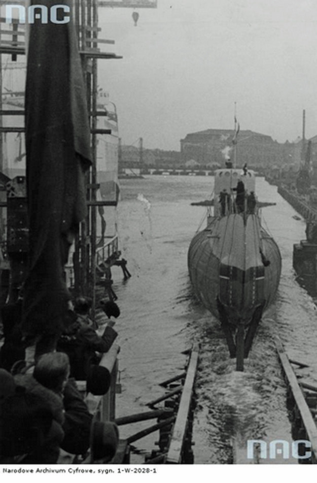 ORP "Orzeł" tuż po zjeździe z pochylni w czasie wodowania 15 stycznia 1938 r. w stoczni Vlissingen /Z archiwum Narodowego Archiwum Cyfrowego