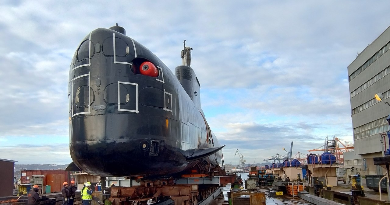 ORP "Sokół" przed załadowaniem na ponton transportowy w Stoczni Wojennej / fot. Muzeum Marynarki Wojennej /