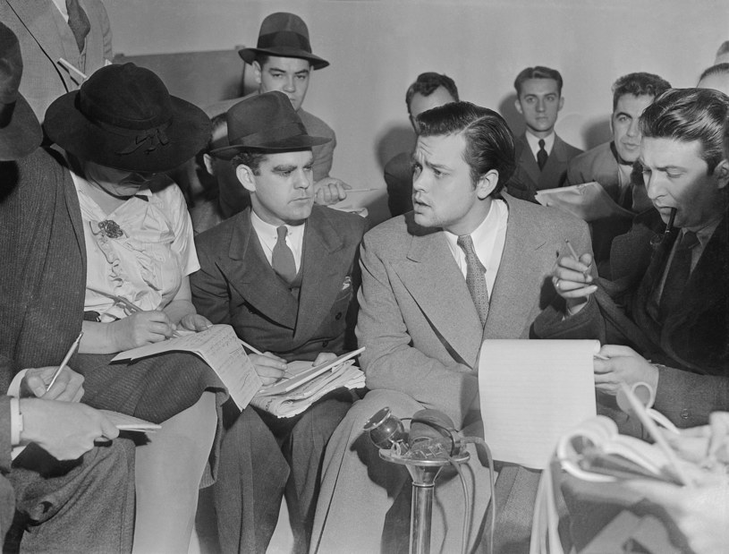 Orson Welles podczas rozmowy z dziennikarzami po skandalu, jaki wywołała jego audycja / Foto. Dallas Dispatch-Journal /domena publiczna