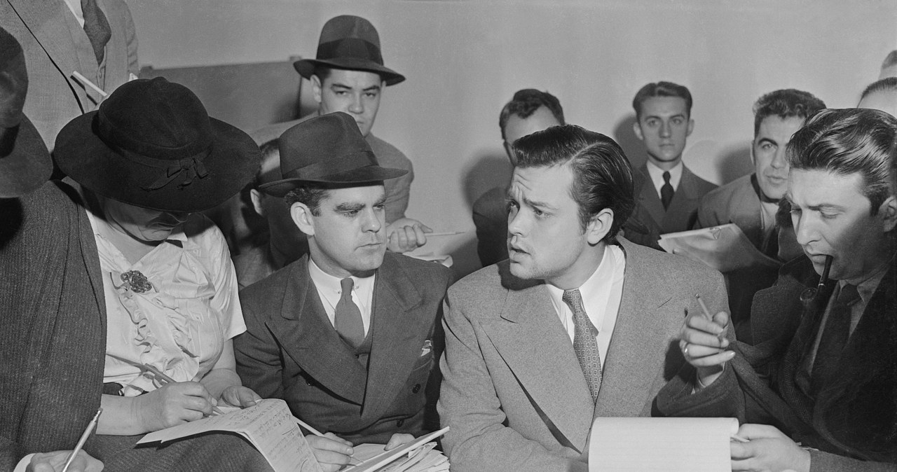 Orson Welles podczas rozmowy z dziennikarzami po skandalu, jaki wywołała jego audycja / Foto. Dallas Dispatch-Journal /domena publiczna