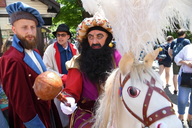 Orszak Lajkonika w Krakowie. Uderzenie jego buławy ma przynieść szczęście! / 	Jacek Bednarczyk    /PAP