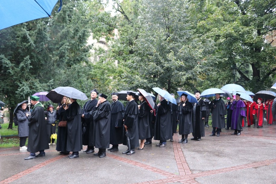 Orszak profesorki w deszczu /Józef Polewka /RMF FM