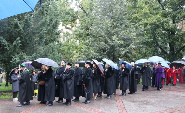 Orszak profesorski przeszedł ulicami Krakowa. ZDJĘCIA