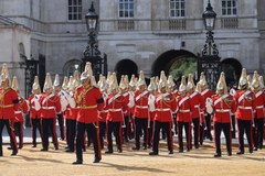 Orszak żałobny z trumną królowej Elżbiety II do Pałacu Westminsterskiego