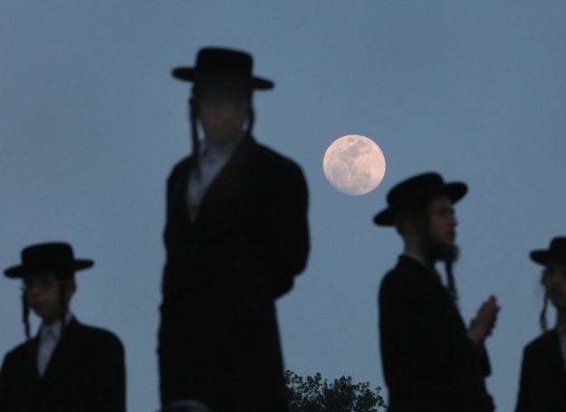 Ortodoksyjni żydzi podczas przygotowań do święta Pesach /Getty Images/Flash Press Media
