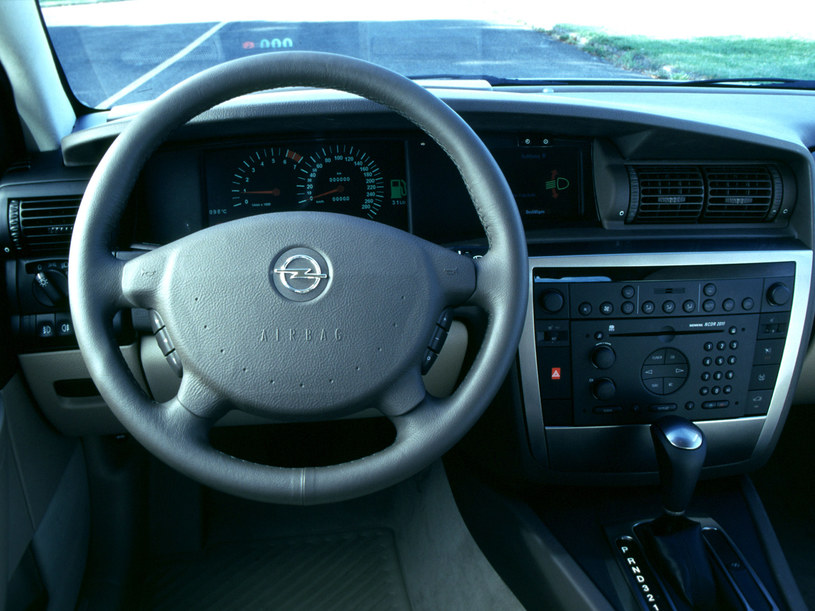 Oryginalna deska rozdzielcza V8 z elektronicznymi zegarami. /Opel
