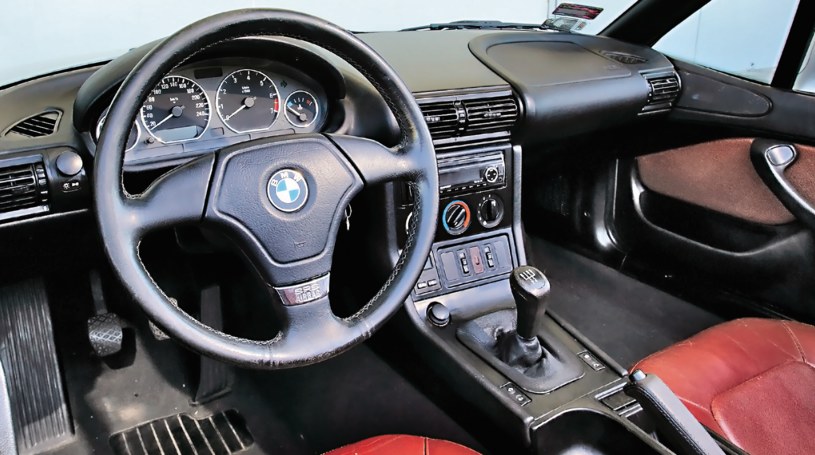 Oryginalne wnętrze nawiązuje nieco do serii E36 Compact. Wielu użytkowników narzeka, że jakość montażu jest niższa niż w większych modelach BMW. To przesada – nie jest źle. /Motor