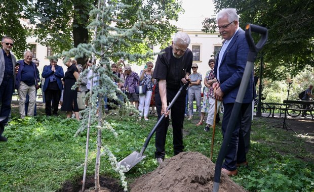 Oryginalny prezent dla ks. Adama Bonieckiego na 90. urodziny