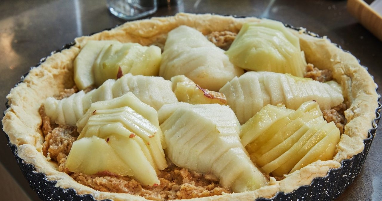 Orzechowa tarta z gruszkami to jedno z najlepszych jesiennych ciast. /Alex Donin /Canva Pro