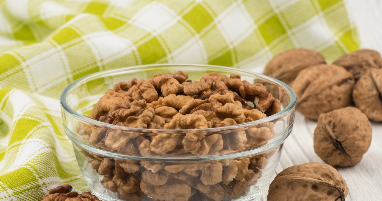 Orzechy włoskie w połączeniu z serkiem wiejskim tworzą superfood /123RF/PICSEL