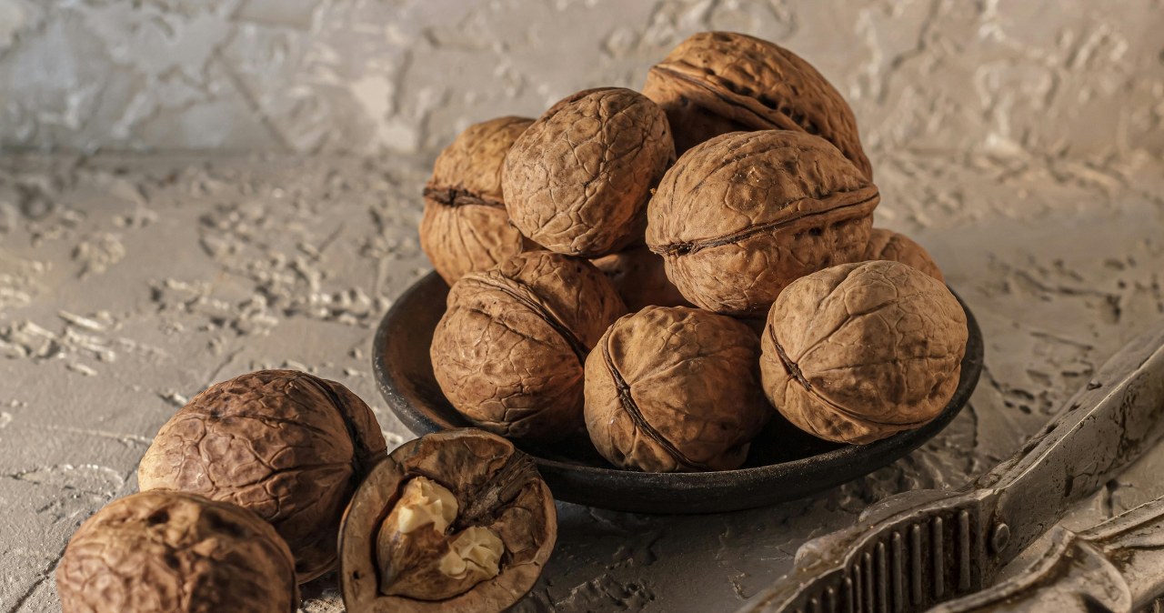 Orzechy włoskie zawierają barwniki, które mogą przykryć siwe włosy / Oksana D /pexels.com