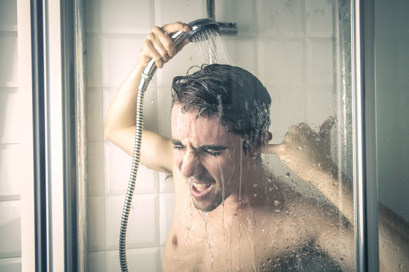 Orzeźwiający prysznic może uwolnić kreatywność /123RF/PICSEL