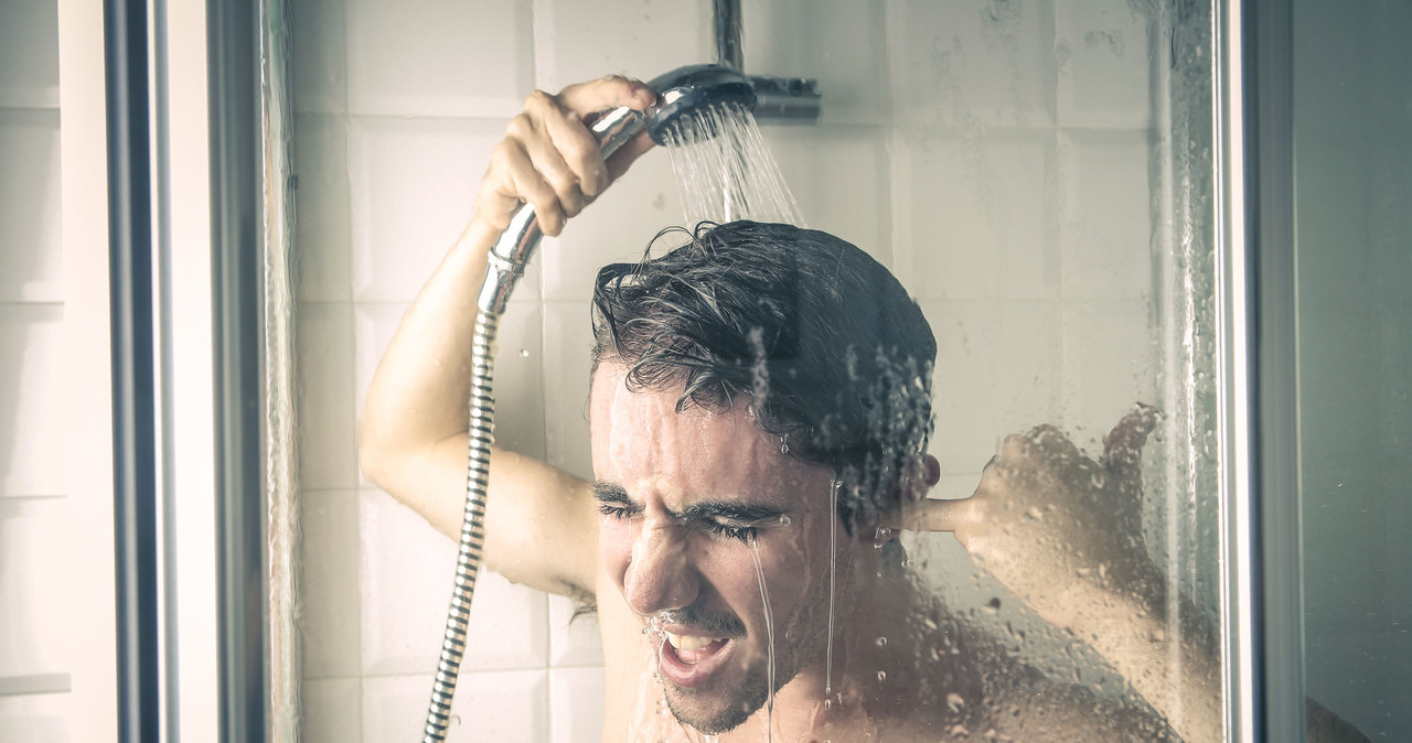 Orzeźwiający prysznic może uwolnić kreatywność /123RF/PICSEL