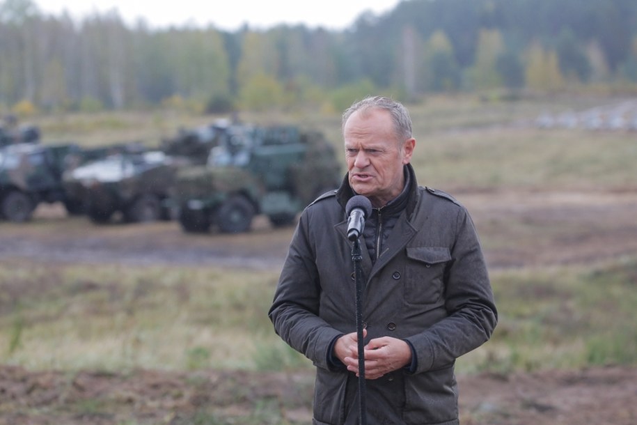 Orzysz, 14.10.2024. Premier Donald Tusk wziął udział w ćwiczeniach w zakresie testowania elementów do budowy Tarczy Wschód / 	Tomasz Waszczuk    /PAP