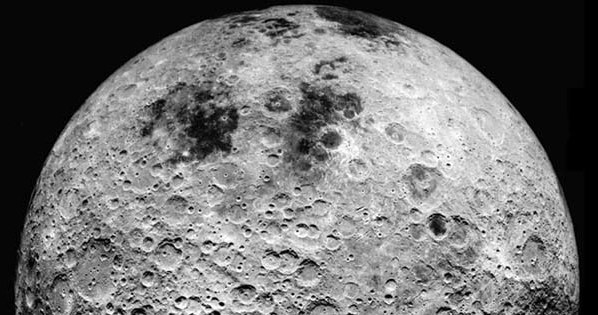 Oś obrotu Księżyca zmieniła się o 6 stopni /NASA