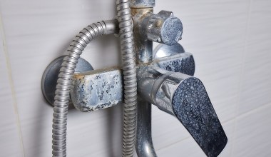 Osad z mydła na umywalce to już przeszłość. Wystarczy odrobina tego produktu