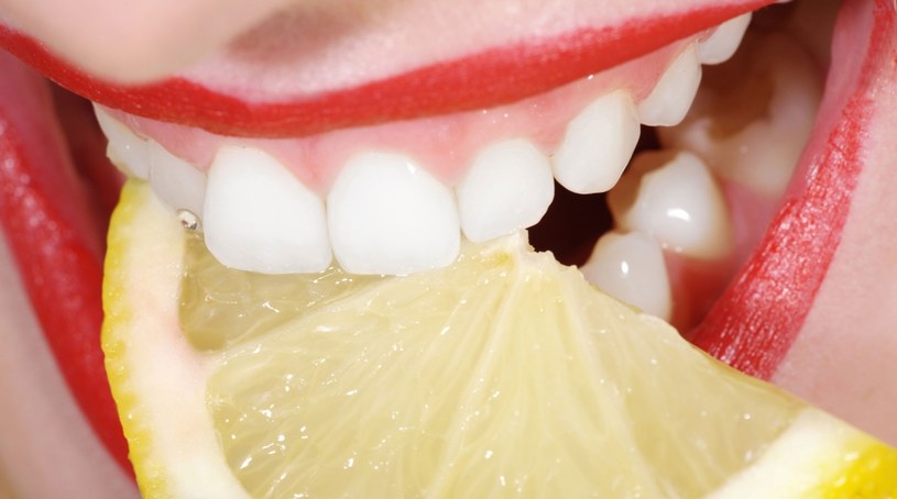 Osad z zębów usuniesz domowymi sposobami.Systematycznie używaj mikstury /123RF/PICSEL