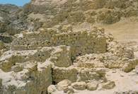 Osada wspólnoty z Chirbet Qumran, ufortyfikowana wieża - centralny punkt osiedla /Encyklopedia Internautica
