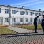 Osadzeni przepiłowali kratę i wyszli na dach. Co dalej ze strażnikami?