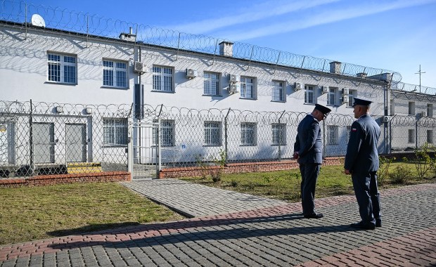 Osadzeni przepiłowali kratę i wyszli na dach. Co dalej ze strażnikami?