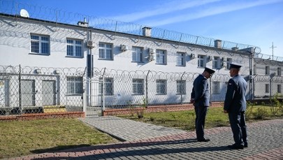 Osadzeni przepiłowali kratę i wyszli na dach. Co dalej ze strażnikami?