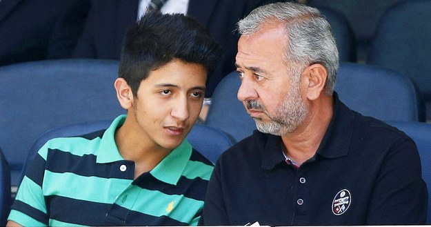Osama Abdul Mohsen ze swoim 18-letnim synem Mohammadem na trybunach Realu Madryt /Alberto Martin /PAP/EPA