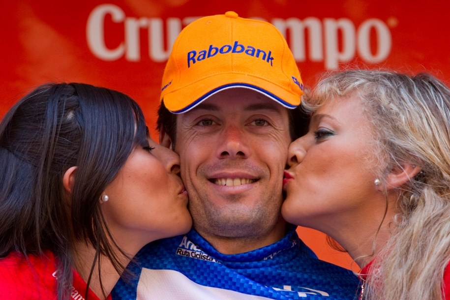 Oscar Freire na podium jednego z wyścigów /Daniel Perez /PAP/EPA