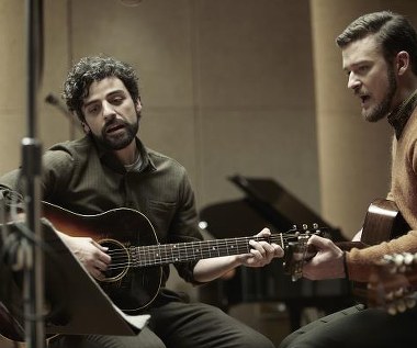 Oscar Isaac i Justin Timberlake w scenie z filmu "Co jest grane, Davis?"