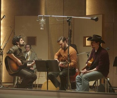 Oscar Isaac, Justin Timberlake i Adam Driver w scenie z filmu "Co jest grane, Davis?"