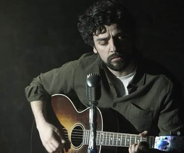 Oscar Isaac w scenie z filmu "Co jest grane, Davis?"